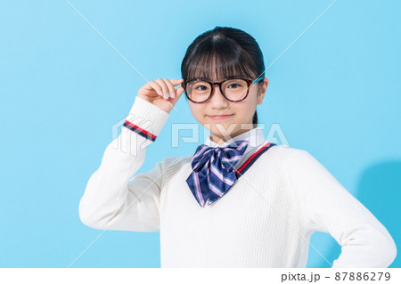 青バックのめがねの中学生 87886279