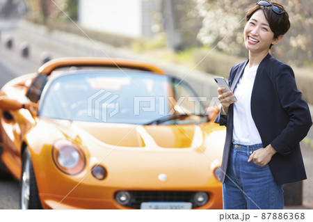 オープンカーを運転するミドル女性 87886368