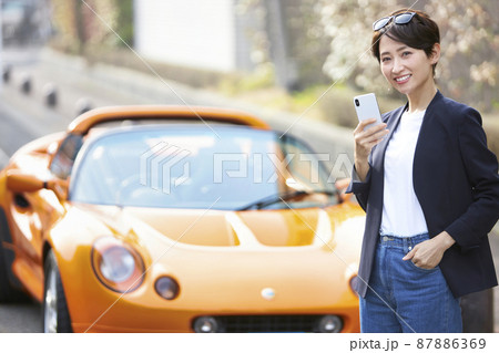 オープンカーを運転するミドル女性 87886369