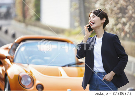 オープンカーを運転するミドル女性 87886372