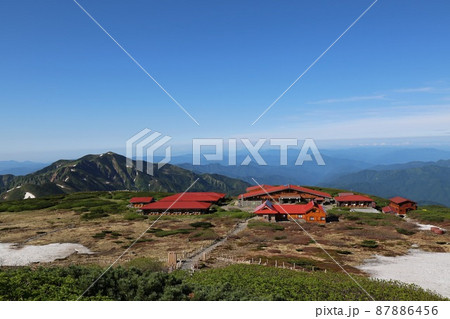 〔石川県／岐阜県・7月〕白山連峰　白山室堂センターと奥に聳える白山別山 87886456