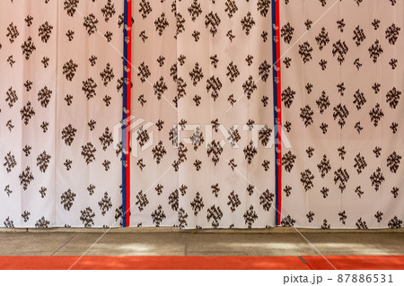 【日本】東京、赤坂の日枝神社敷地内の外壁に垂れ下げられた柄布 87886531