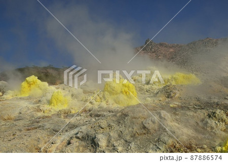北海道　硫黄山の噴気孔 87886574