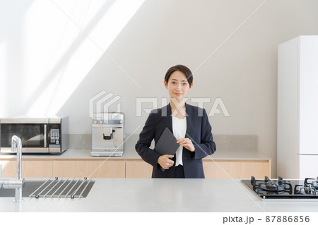 住宅販売　スタッフ　女性 87886856