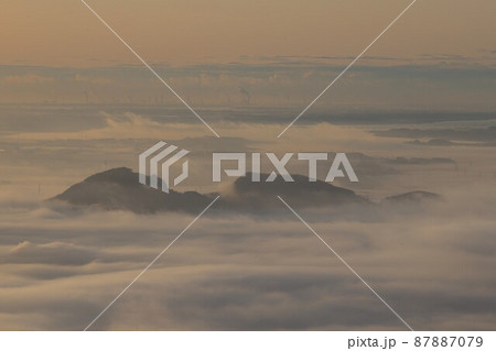 筑波連山、足尾山頂からの雲海に浮かぶ龍神山と鹿島地方 87887079