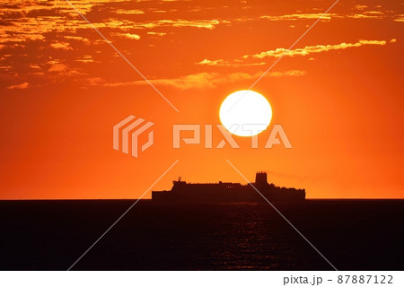 積丹半島沖を航行するフェリーと夕日 87887122