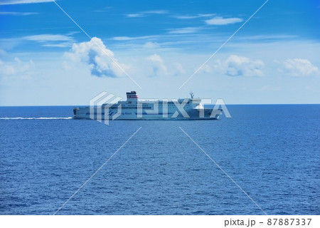日本海を航行するフェリー 日本海を航行するフェリー 87887337