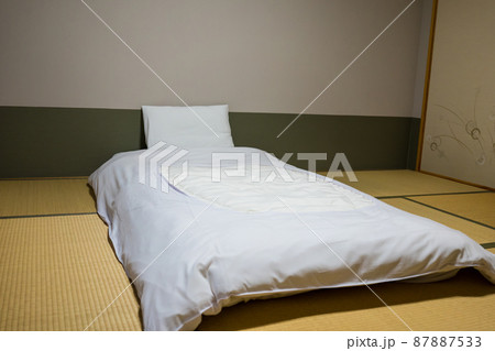 畳の部屋に敷かれた白い布団 畳の部屋に敷かれた白い布団 87887533
