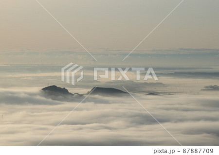 茨城県足尾山頂からの雲海と霞ヶ浦 87887709