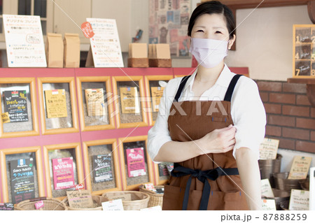 カフェの女性店員2 87888259