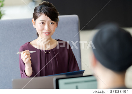 30代女性とオフィスとビジネス 30代女性とオフィスとビジネス 87888494