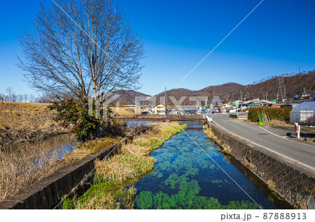 安曇野の湧き水の川 87888913