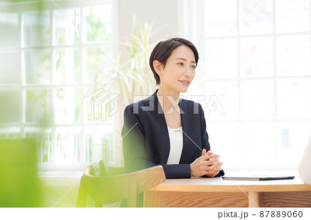 働く女性　スーツ　面談 87889060