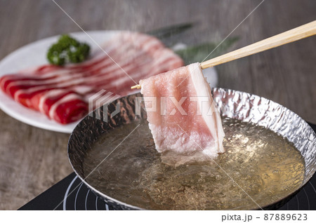 しゃぶしゃぶ　豚肉を出汁にくぐらせる 87889623