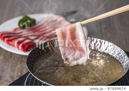 しゃぶしゃぶ 豚肉を出汁にくぐらせる しゃぶしゃぶ 豚肉を出汁にくぐらせる 87889624