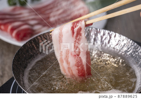 しゃぶしゃぶ　豚肉を出汁にくぐらせる 87889625