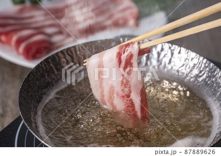 しゃぶしゃぶ　豚肉を出汁にくぐらせる 87889626
