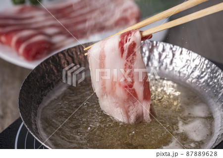しゃぶしゃぶ　豚肉を出汁にくぐらせる 87889628