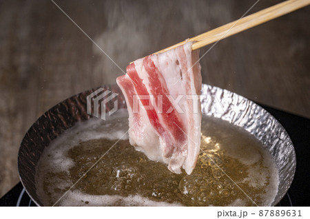 しゃぶしゃぶ　豚肉を出汁にくぐらせる 87889631