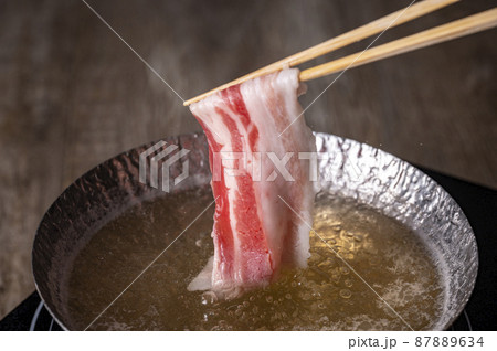 しゃぶしゃぶ 豚肉を出汁にくぐらせる しゃぶしゃぶ 豚肉を出汁にくぐらせる 87889634
