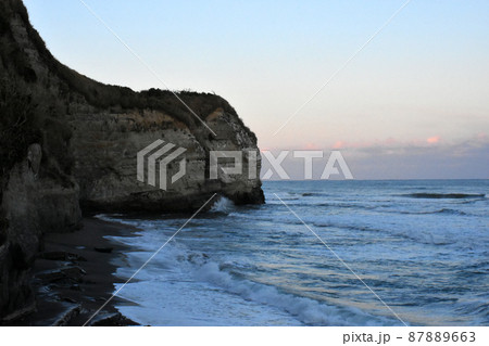 夕暮れ時の小浦海岸(千葉県夷隅郡御宿町) 夕暮れ時の小浦海岸(千葉県夷隅郡御宿町) 87889663