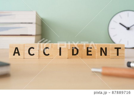 アクシデントのイメージ|「ACCIDENT」と書かれた積み木とデスク アクシデントのイメージ|「ACCIDENT」と書かれた積み木とデスク 87889716