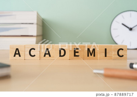 アカデミックのイメージ|「ACADEMIC」と書かれた積み木と本や文房具 アカデミックのイメージ|「ACADEMIC」と書かれた積み木と本や文房具 87889717