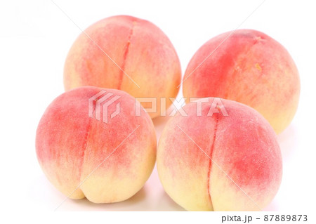 桃　4個　山梨県産　ピンク色　明るい背景 87889873