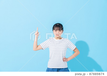 ブルーバックの小学生の女の子 ブルーバックの小学生の女の子 87889874