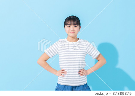 ブルーバックの小学生の女の子 ブルーバックの小学生の女の子 87889879