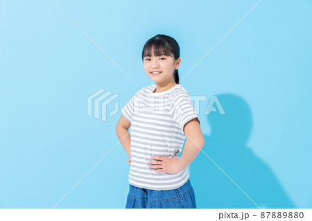 ブルーバックの小学生の女の子 87889880