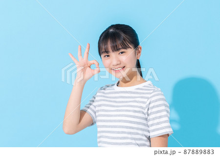 ブルーバックの小学生の女の子 ブルーバックの小学生の女の子 87889883