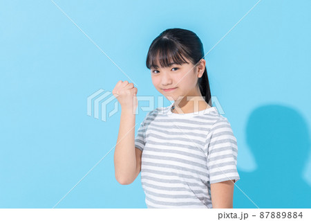 ブルーバックの小学生の女の子 ブルーバックの小学生の女の子 87889884
