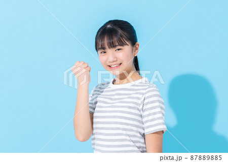 ブルーバックの小学生の女の子 87889885