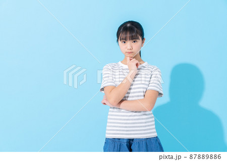 ブルーバックの小学生の女の子 87889886