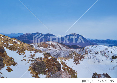 冬の日光白根山 頂上付近から東側(男体山,中禅寺湖,女峰山,太郎山など)方面の眺望 87891195