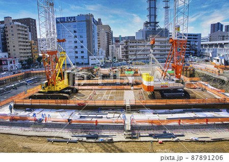 建設現場・タワークレーン車の景色 87891206