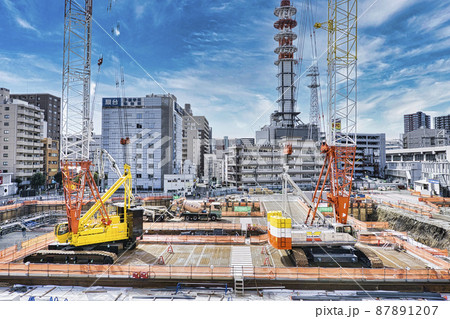 建設現場・タワークレーン車の景色 87891207