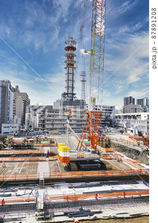 建設現場・タワークレーン車の景色 87891208