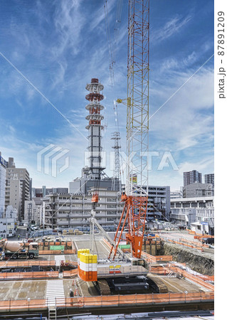 建設現場・タワークレーン車の景色 87891209