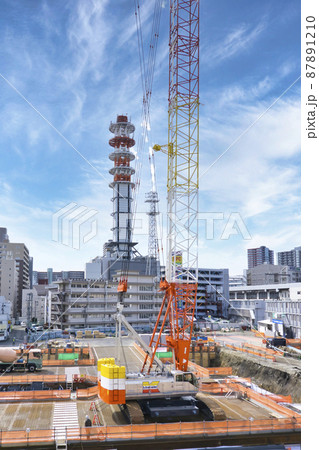 建設現場・タワークレーン車の景色 87891210