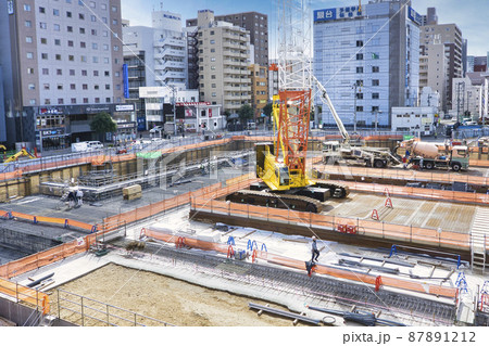 建設現場・タワークレーン車の景色 87891212