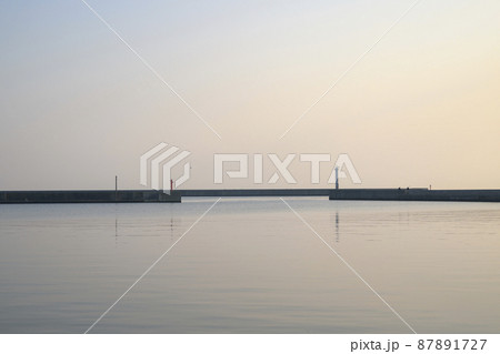 洲本港 朝の波止場 港 瀬戸内海 洲本港 朝の波止場 港 瀬戸内海 87891727