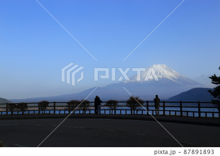 本栖湖と富士山　【山梨県身延町：本栖湖展望公園】 87891893