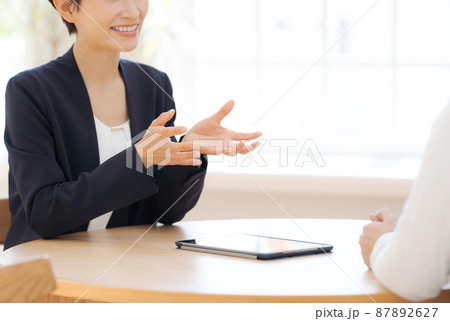働く女性　接客　面談　相談 87892627