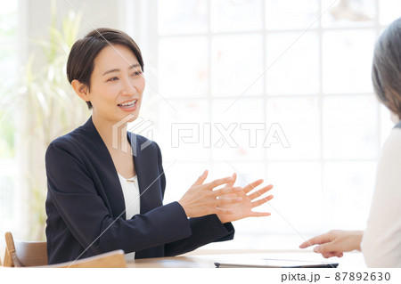 働く女性　接客　面談　相談 87892630