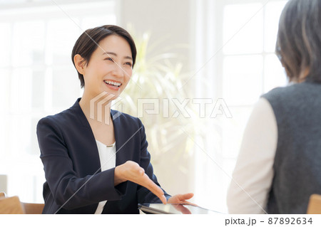 働く女性 接客 面談 相談 働く女性 接客 面談 相談 87892634