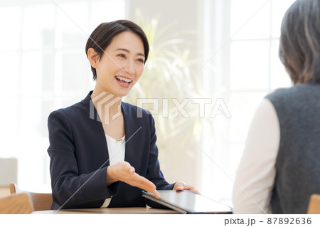 働く女性　接客　面談　相談 87892636