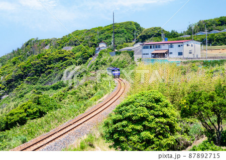 山陰本線の列車風景です。見える海は日本海です。綺麗な雰囲気にどうぞ。島根県 山陰本線の列車風景です。見える海は日本海です。綺麗な雰囲気にどうぞ。島根県 87892715