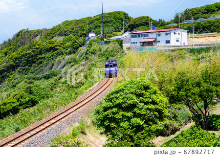 山陰本線の列車風景です。見える海は日本海です。綺麗な雰囲気にどうぞ。島根県 山陰本線の列車風景です。見える海は日本海です。綺麗な雰囲気にどうぞ。島根県 87892717